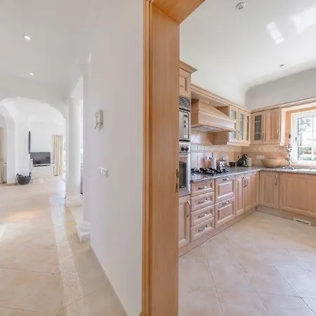 Ferrarias Sleeps 10 Pool Wifi Villa Ferrarias (Loule)