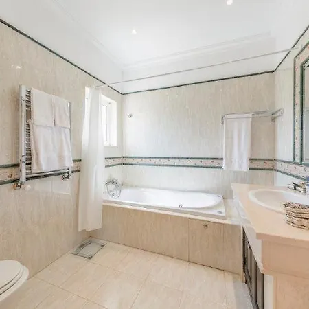 Ferrarias Sleeps 10 Pool Wifi * Ferrarias (Loule)