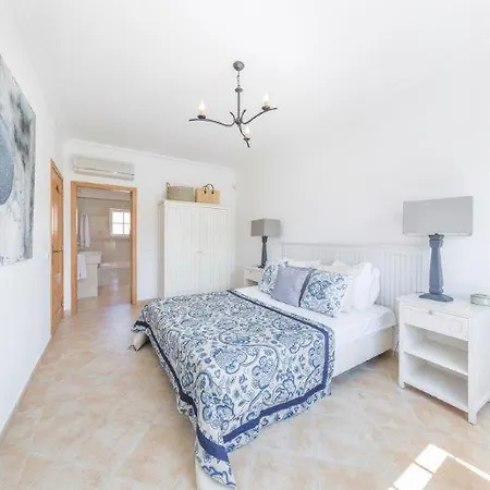 Ferrarias Sleeps 10 Pool Wifi * Ferrarias (Loule)