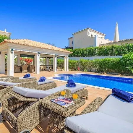 Villa Ferrarias Sleeps 10 Pool Wifi *